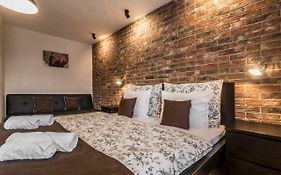Amos Apartment - Private Parking Included